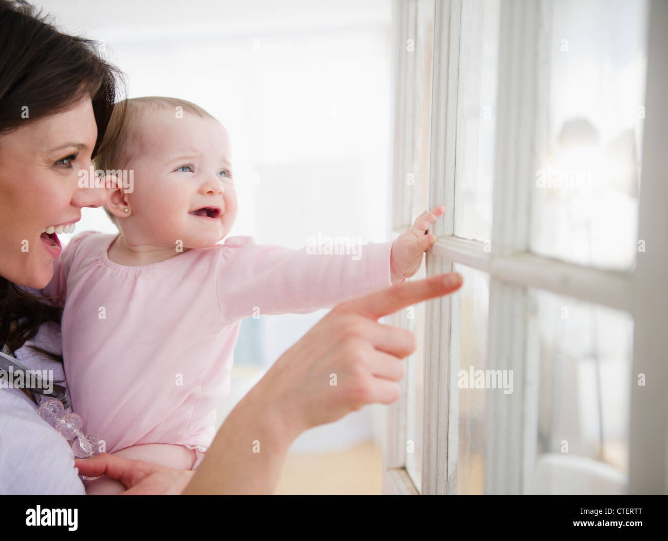USA, New Jersey, Jersey City, Mutter mit Tochter (6-11 Monate) Blick durch Fenster Stockfoto