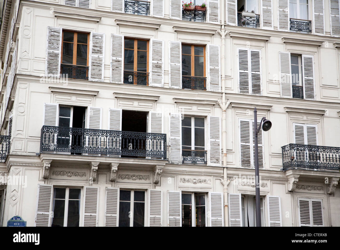 Fenster und Fensterläden Paris Stockfoto