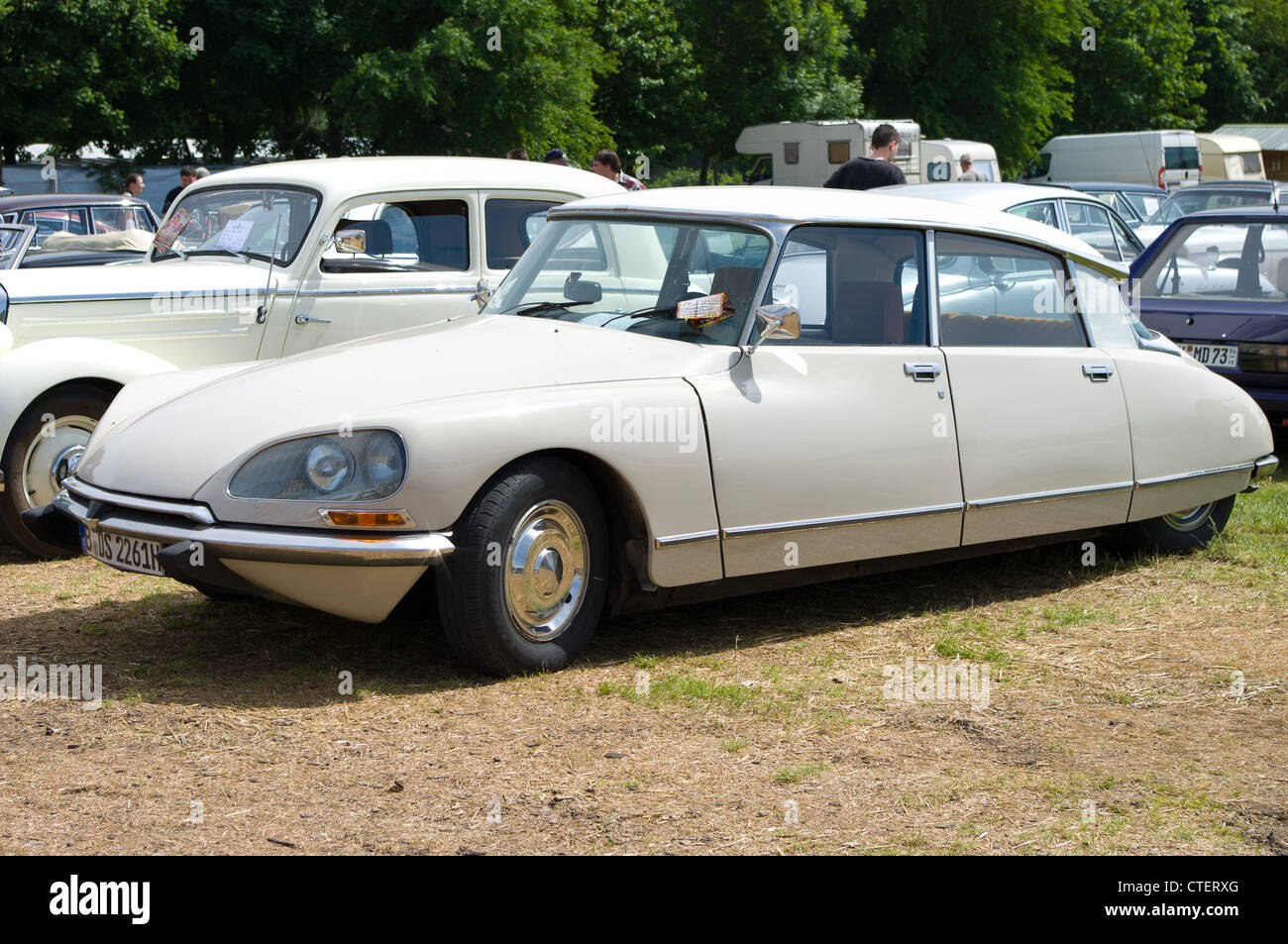 PAAREN IM GLIEN, Deutschland - 26.Mai: Autos Citroen DS, "Die Oldtimer Show" im MAFZ, 26. Mai 2012 in Paaren Im Glien, Deutschland Stockfoto