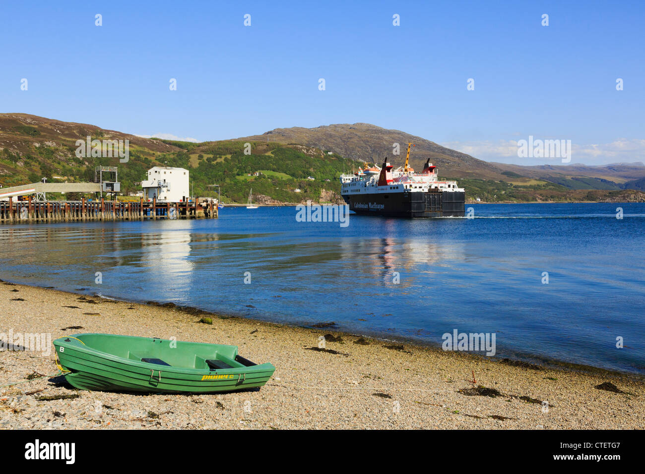 Caledonian MacBrayne Fähre von Stornoway Isle of Lewis, Segeln in den Hafen auf Loch Broom Ullapool Highland Schottland UK Großbritannien Stockfoto