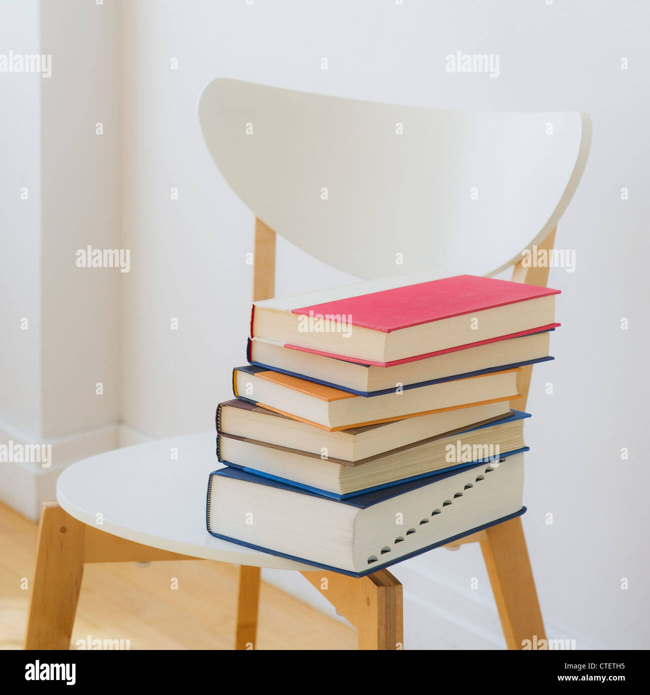 Nahaufnahme eines Buches auf einem Stuhl, Studio gedreht Stockfoto