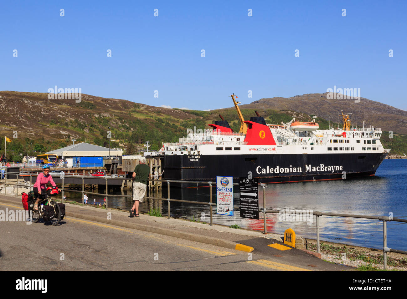 Die Passagiere aussteigen von Caledonian MacBrayne Fähren von der Isle of Lewis im Hafen am Loch Broom Ullapool Highland Schottland Großbritannien Großbritannien Stockfoto