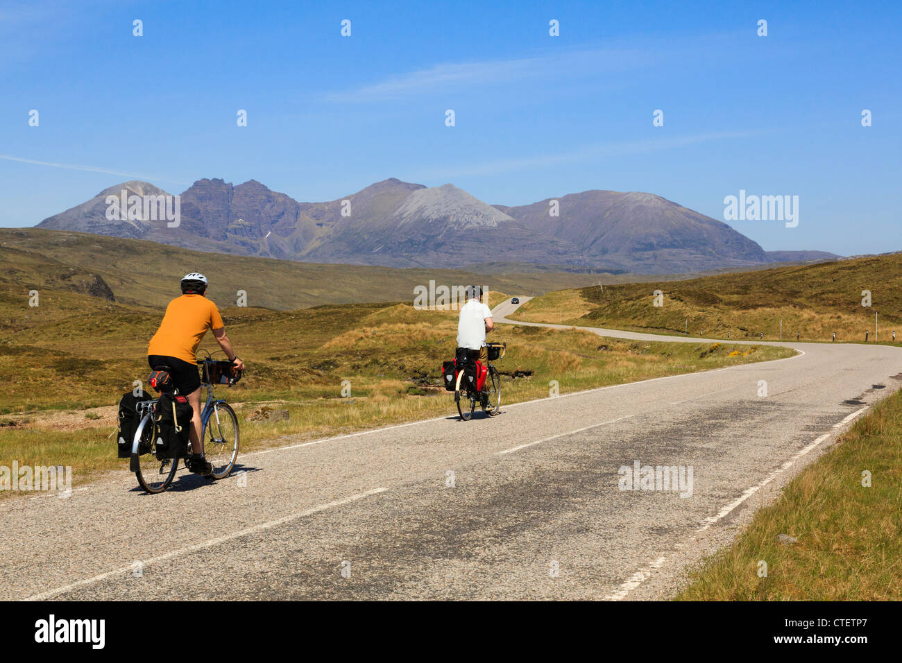 Zwei Radfahrer Radfahren auf einer ruhigen Landstraße in Richtung auf eine Teallach im nordwestlichen Highlands Dundonnell Wester Ross Ross und Cromarty Highland Schottland Großbritannien Stockfoto
