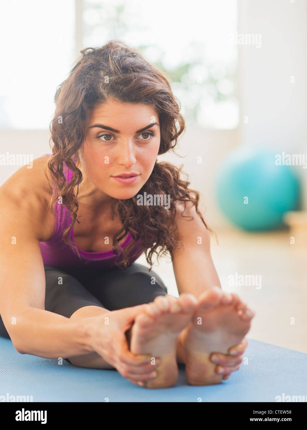 USA, New Jersey, Jersey City, Frau praktizieren yoga Stockfoto