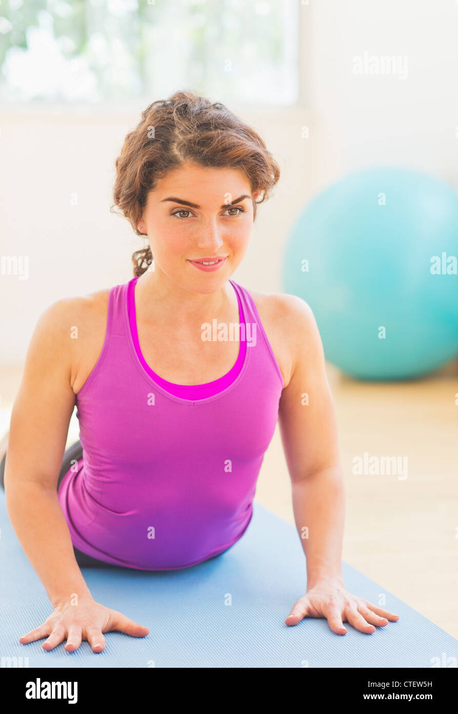 USA, New Jersey, Jersey City, Frau praktizieren yoga Stockfoto