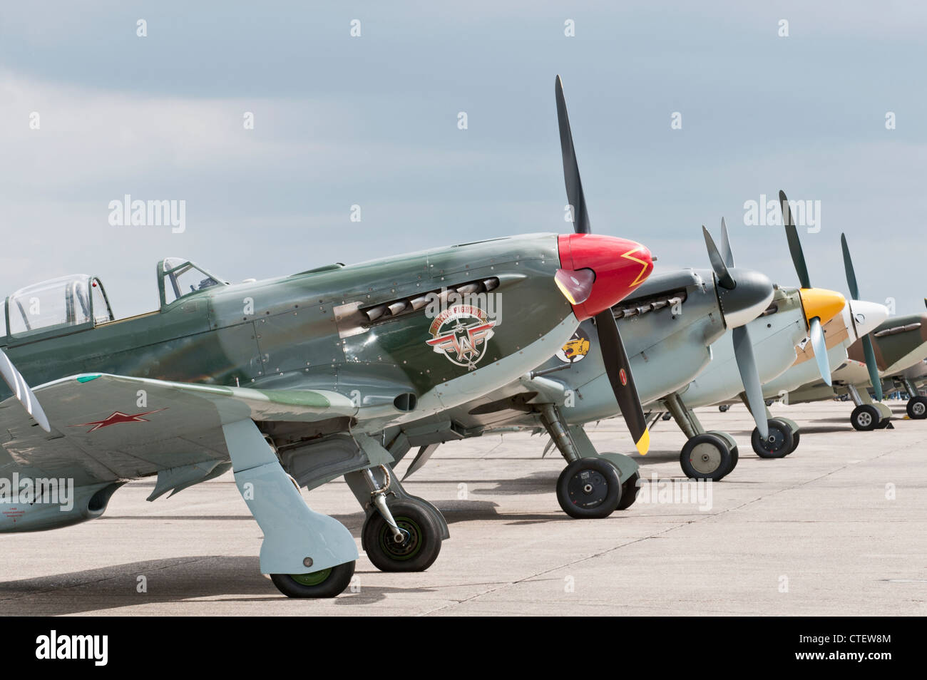 Jakowlew Jak und Hispano-Buchons aufgereiht auf der Flightwalk am Flying Legends Airshow 2011, Imperial War Museum, Duxford Stockfoto