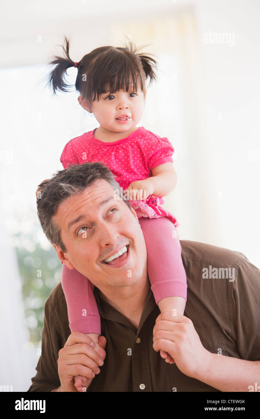 USA, New Jersey, Jersey City, Vater mit Tochter (12-17 Monate) auf Schultern Stockfoto