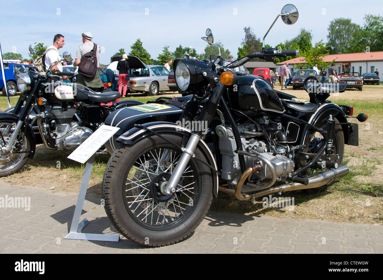 Das Motorrad mit Seitenwagen Ural Retro Stockfoto