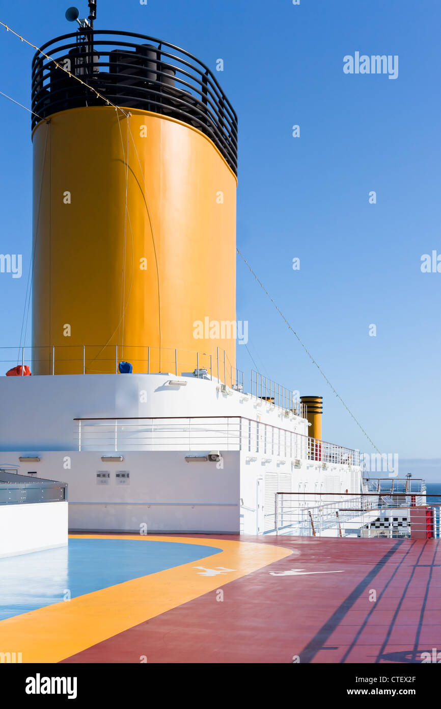 Laufstrecken im Erholungsgebiet am oberen Deck des Kreuzfahrtschiffes Stockfoto