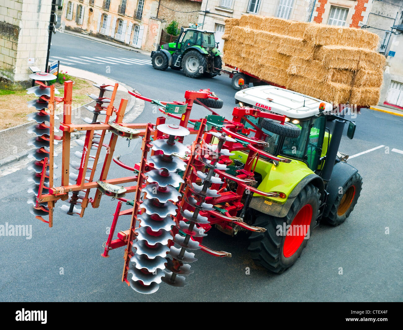 Claas Traktor und Rotovator Scheibenegge - Sud-Touraine, Frankreich. Stockfoto