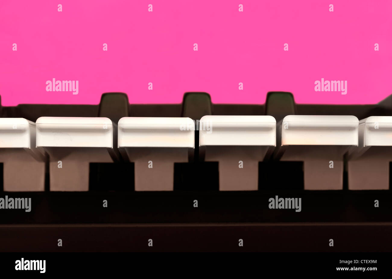 Nahaufnahme der Schlüssel von einem elektronischen Keyboard, gegen eine Magenta Hintergrund mit Raum für Text angezeigt Stockfoto