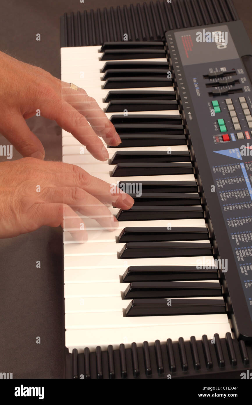 Ein Mann, der elektronische Casio-Tastatur spielt, nur für redaktionelle Zwecke Stockfoto