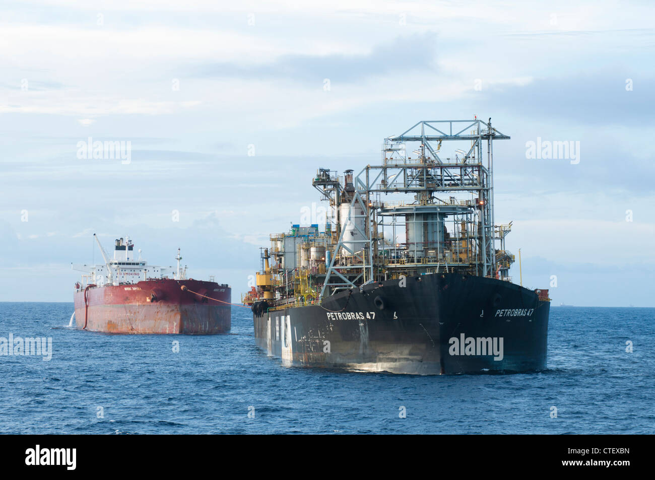 FPSO P47 von Petrobras mit Öltanker während der Entladung Betrieb in Campos-Becken, Offshore-Rio De Janeiro, Brasilien. Stockfoto