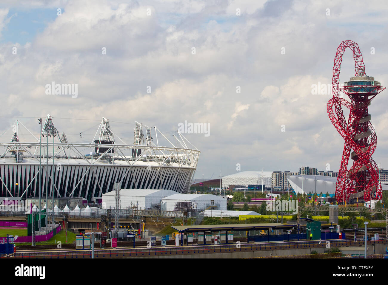 Anish Orbit Skulptur erhebt sich über den Olympiapark, Stratford, East London, UK Stockfoto