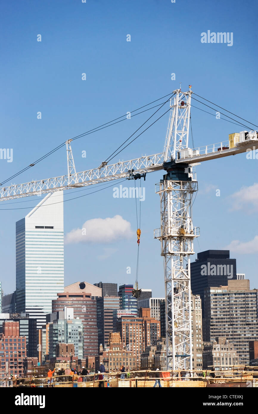 USA, New York, New York City, Manhattan, Skyline mit Kran Stockfoto