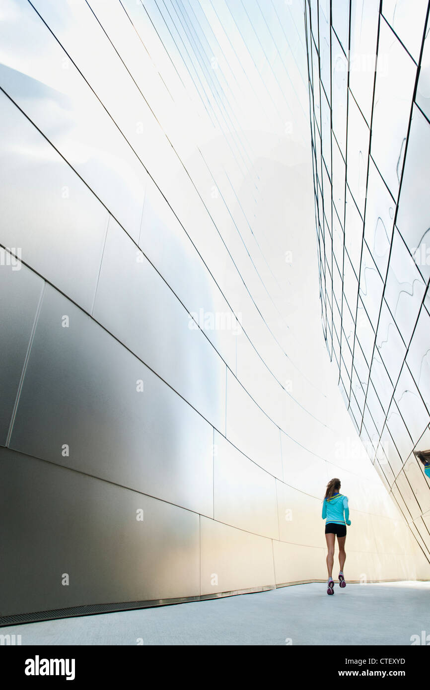 USA, California, Los Angeles, junge Frau in Stadt Joggen Stockfoto