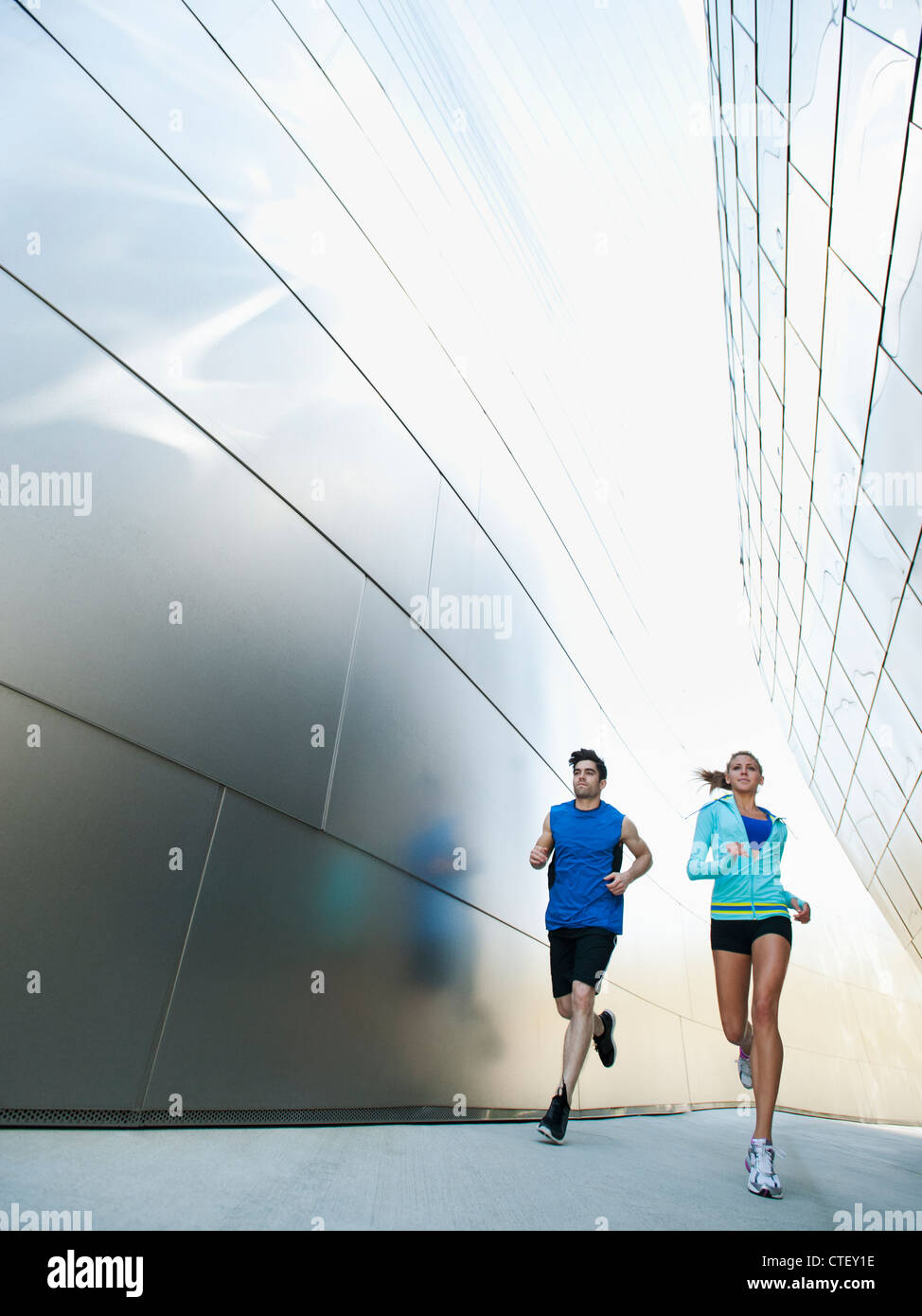 USA, California, Los Angeles, junges Paar, Joggen in der Stadt Stockfoto