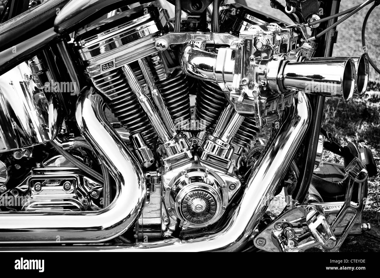 Twin Cam 96-Motor, Motorrad Harley-Davidson FXDB Street Bob (schwarz und weiß) Stockfoto