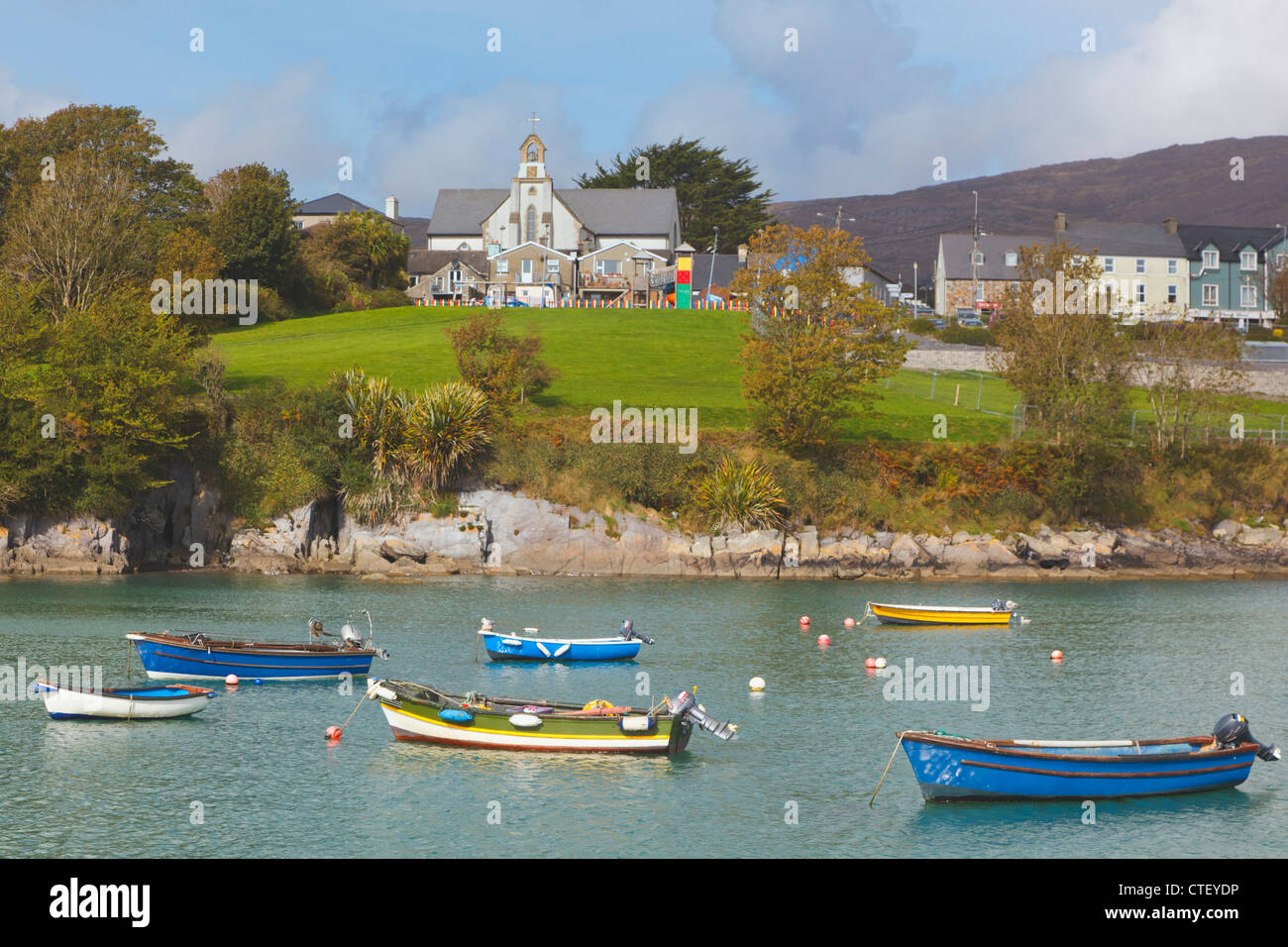 Boote In den Hafen und die Gebäude In der Stadt; Schull-County Cork-Irland Stockfoto