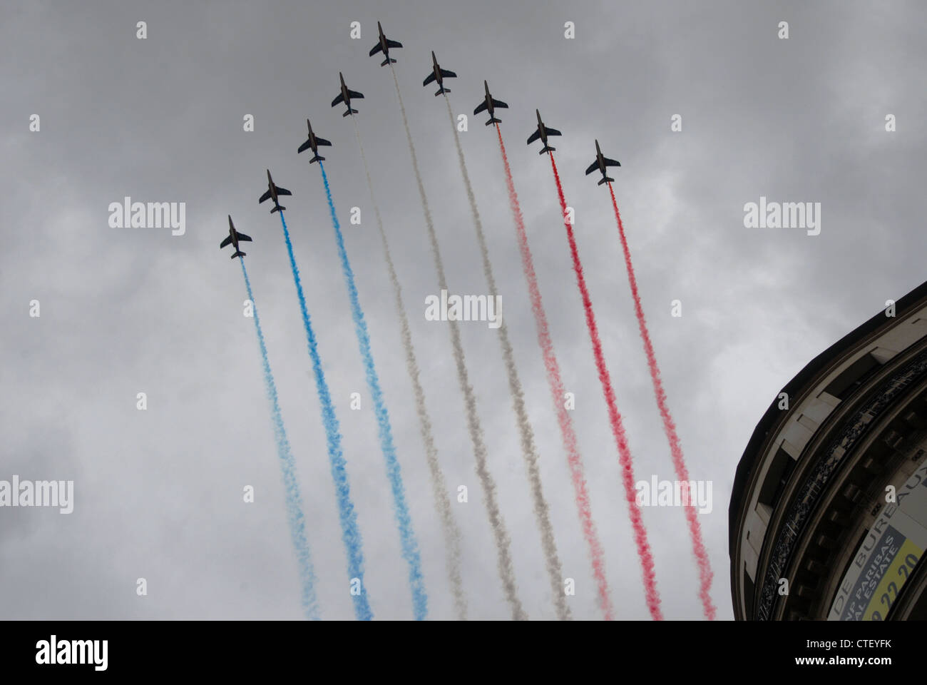 Tag der Bastille in Paris Frankreich. Französische Luftwaffe Jets fliegen in Formation über die Champs-Élysées. Stockfoto