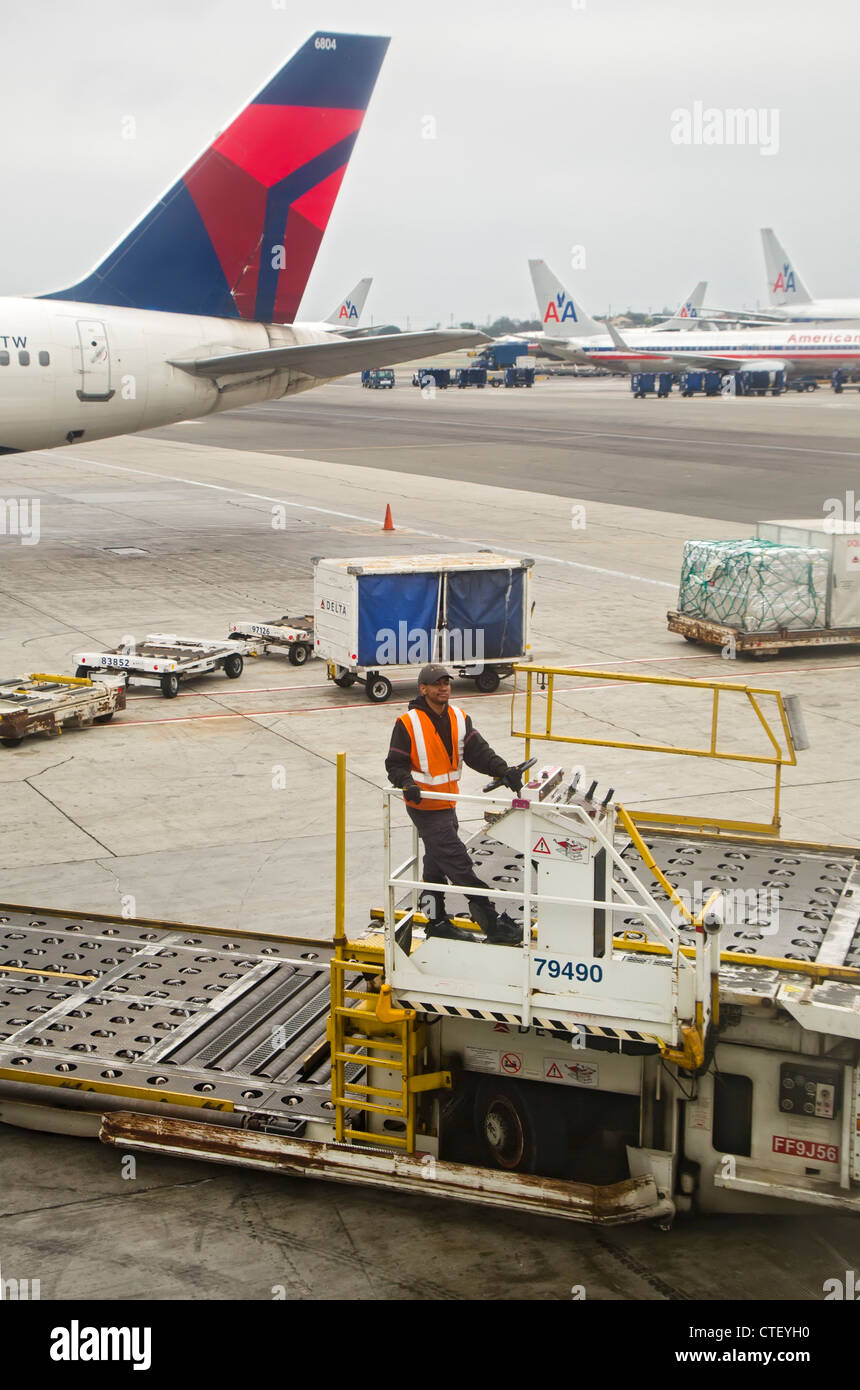 Los Angeles, Kalifornien - ein Bagagiste bereitet sich auf einen Delta Airlines Jet am Los Angeles International Airport zu entladen. Stockfoto