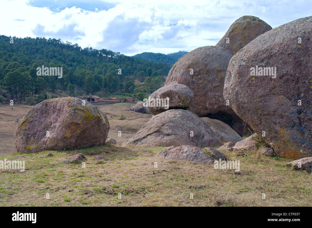 Piedrotes im Tal der Rätsel in Jalisco Mexiko umgeben von Bergen der Sierra Madre Occidental range Stockfoto