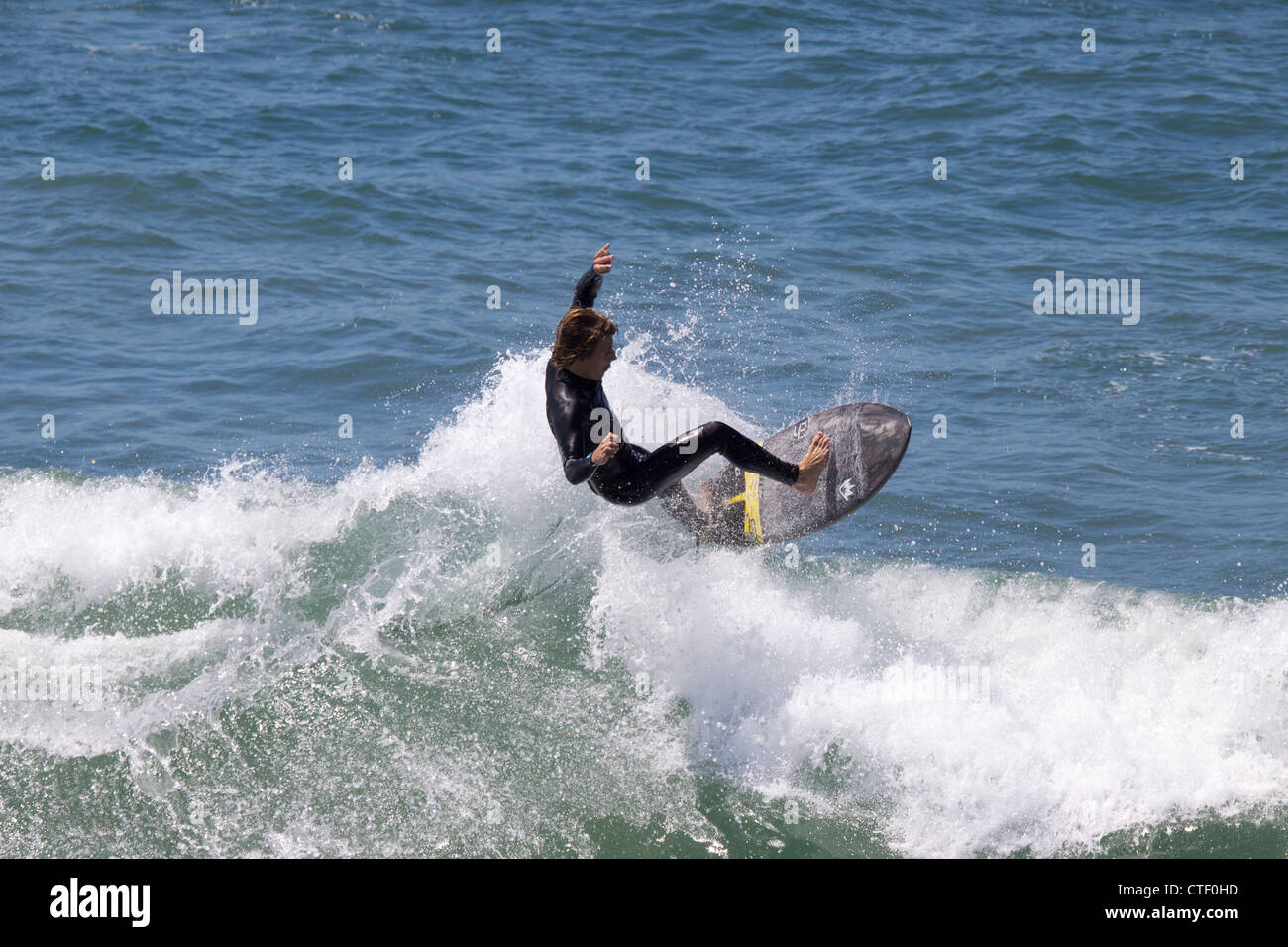 Ein Surfer am Huntington Beach Pier California Stockfoto