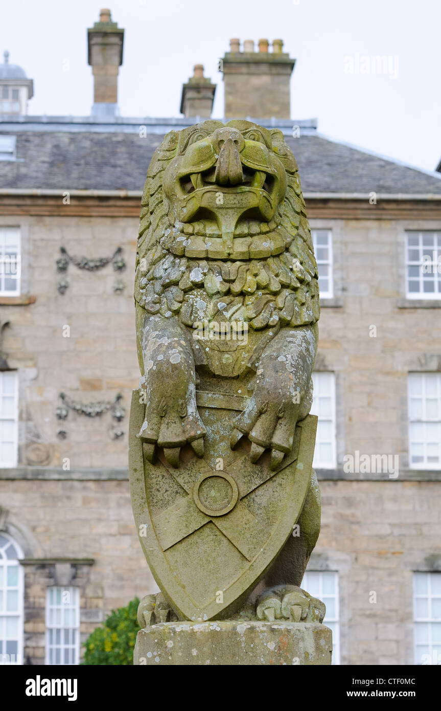 Löwe und Schild am Tor post an Rückseite des Pollok House in Glasgow Stockfoto