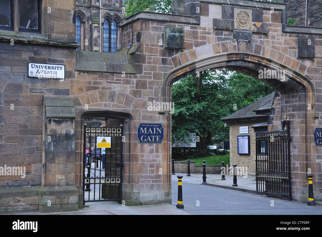 Der Glasgow University Main Gate auf der University Avenue, Schottland, Großbritannien Stockfoto
