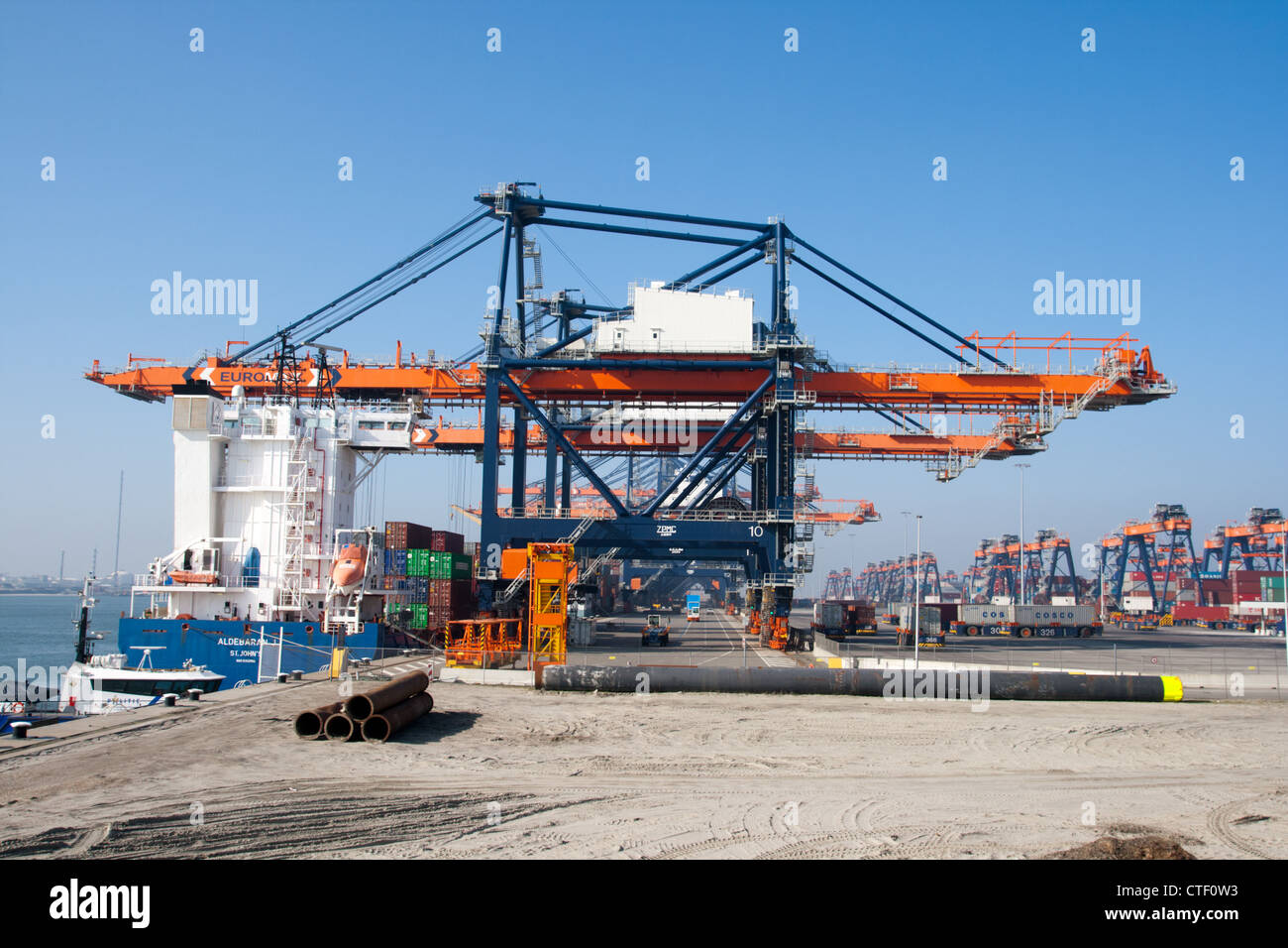 Hafenkräne in Rotterdam Stockfoto