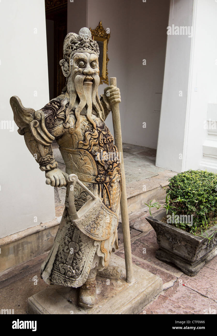 Krieger-Statue im Eingang des Wat Po Tempel in Bangkok Thailand Stockfoto