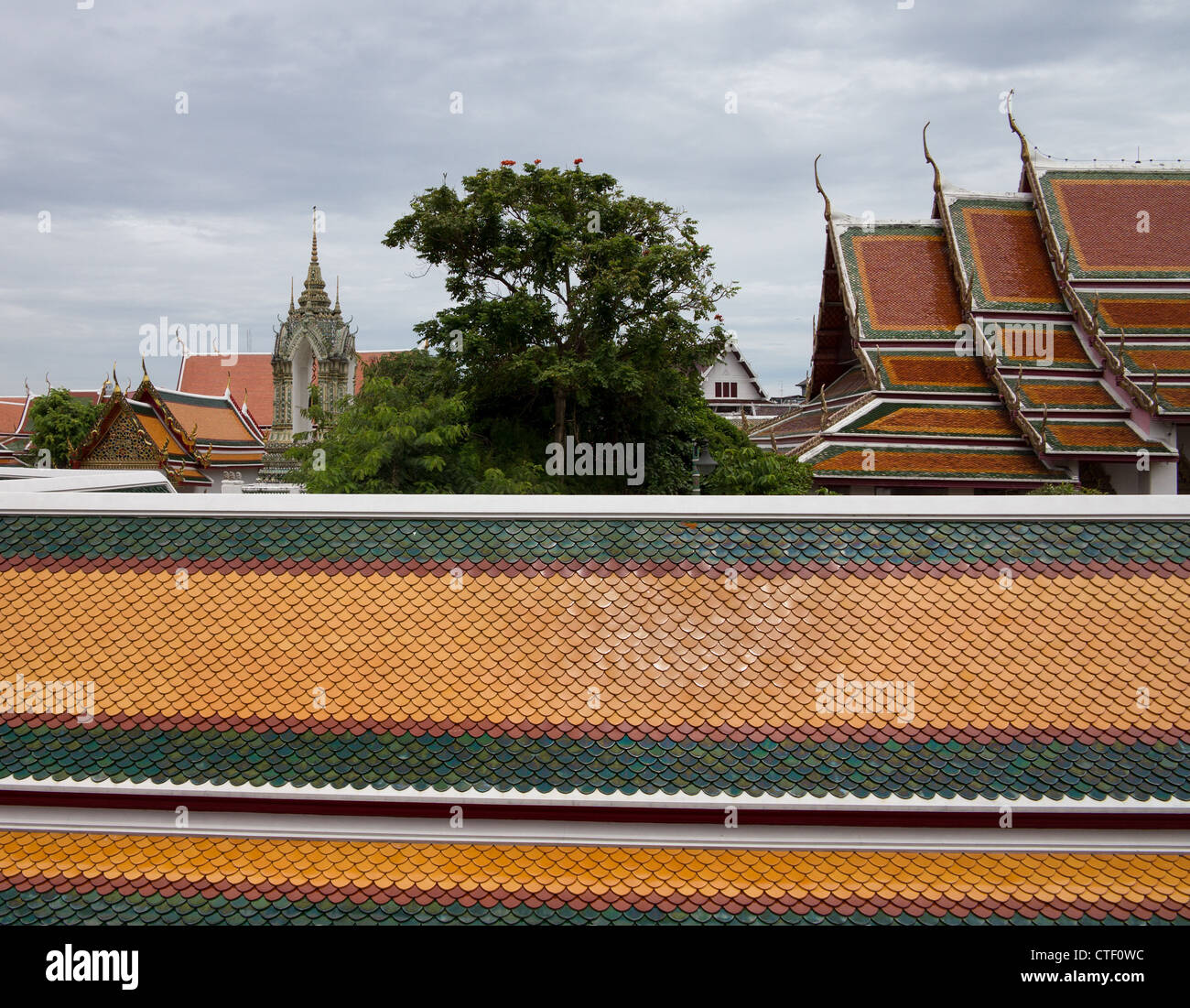 Details der Dächer und Türme in Wat Po Tempel in Bangkok Thailand Stockfoto