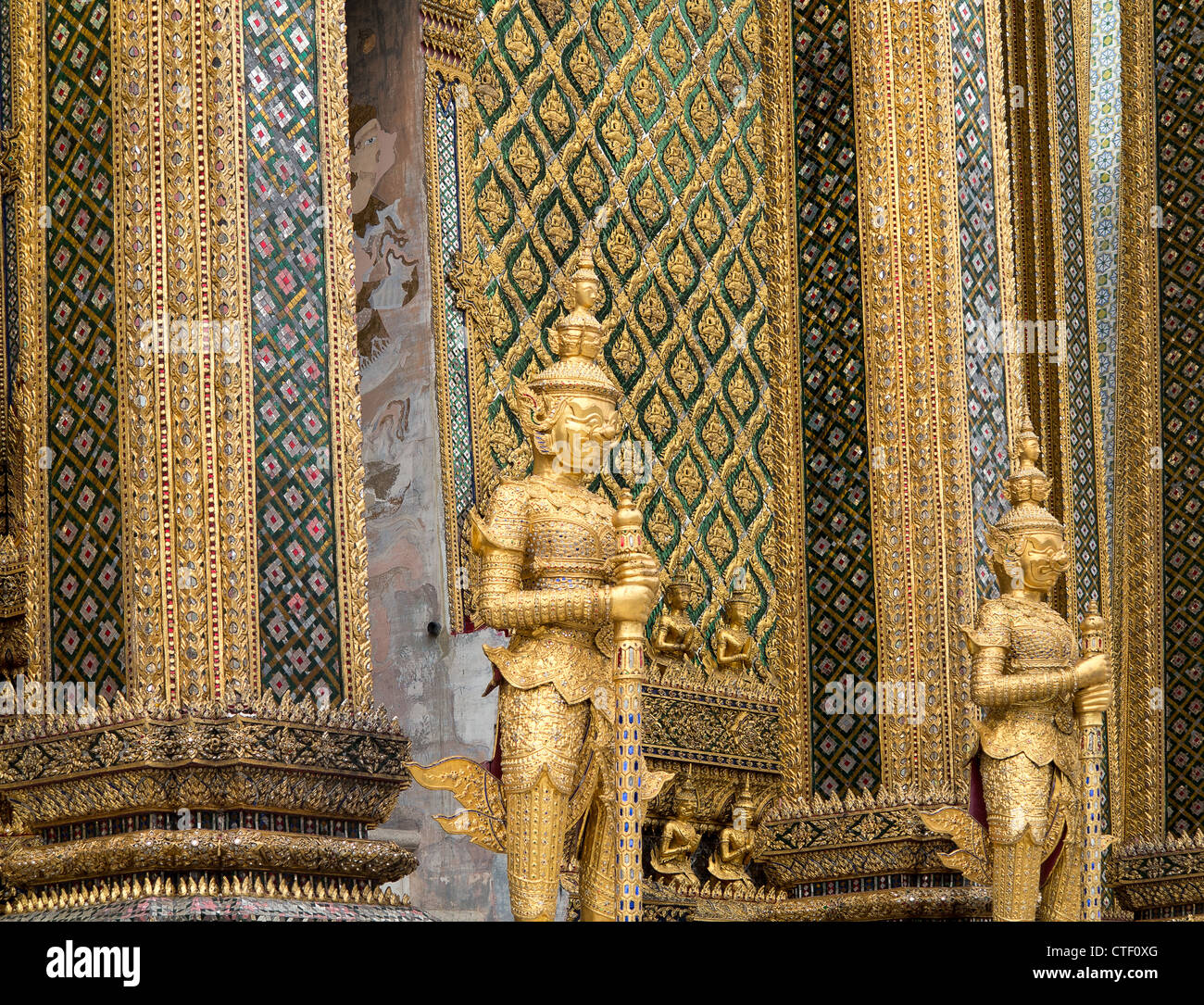 Grand Palace in Bangkok Thailand mit großen kunstvollen Statuen bewachen Stockfoto