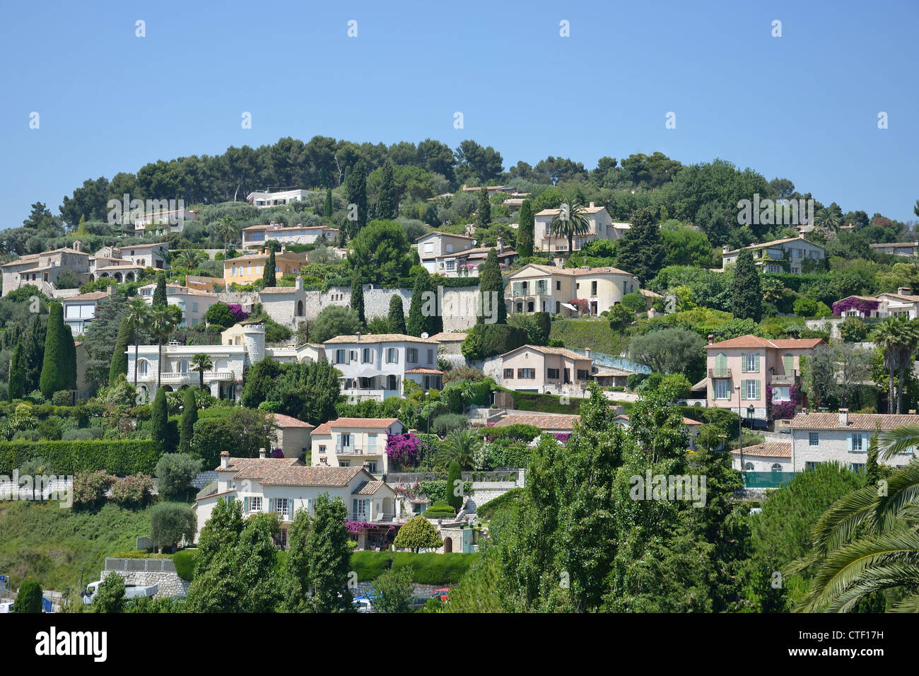 Häuser am Hang von Old Town walls, Saint-Paul de Vence, Côte d ' Azur, Alpes-Maritimes, Provence-Alpes-Côte d ' Azur, Frankreich Stockfoto