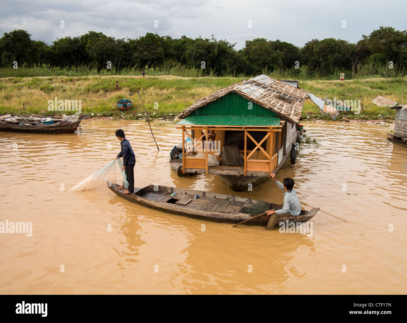 TONLE SAP, Kambodscha - 30 Juni: Männer Fischen mit Netzen im Wasser der See Tonle Sap, Kambodscha am 30. Juni 2012. Stockfoto