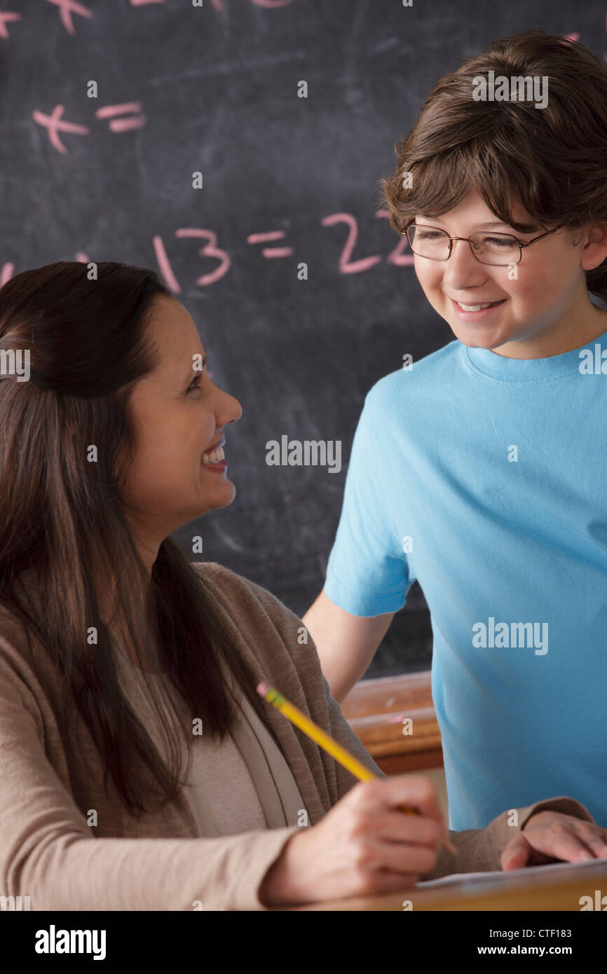 USA, California, Los Angeles, Schüler (10-11) und Lehrer Angesicht zu Angesicht mit Tafel im Hintergrund Stockfoto