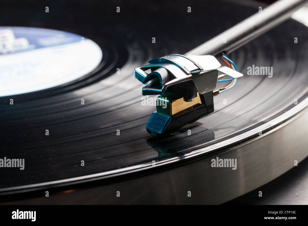 Abspielen einer Schallplatte auf einem Plattenspieler - LP-Aufnahme auf einer retro Plattenspieler mit Tonarm und Patrone Stockfoto