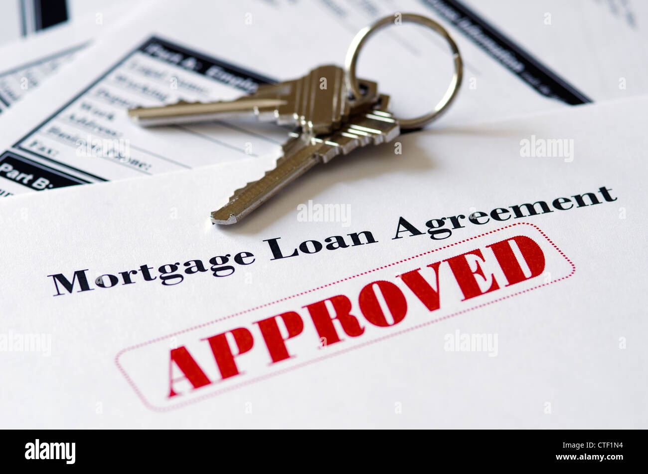 Immobilien Hypothek genehmigt Kredit Dokument mit Hausschlüssel Stockfoto