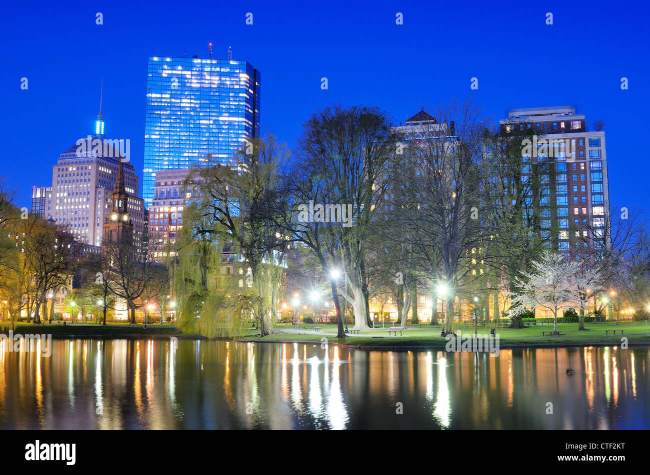Skyline von Back Bay von Boston Public Garden in Boston, Massachusetts, USA. Stockfoto