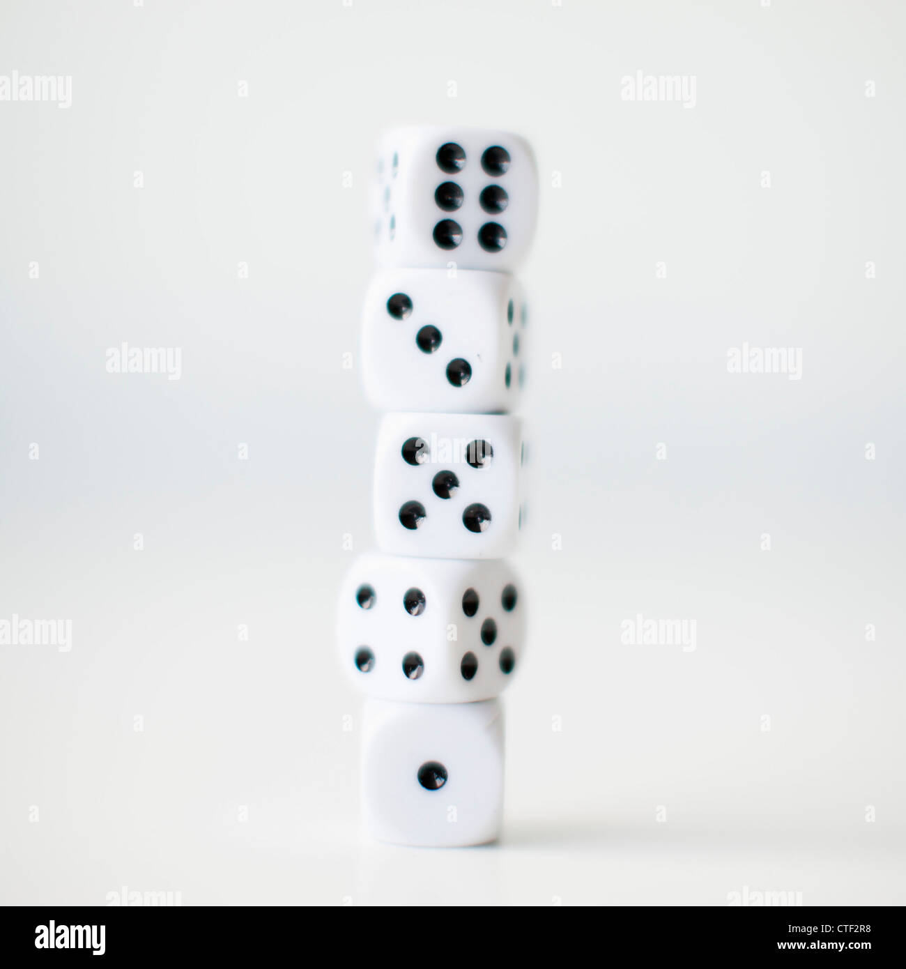 Würfel auf weißem Hintergrund, Studio gedreht Stockfoto