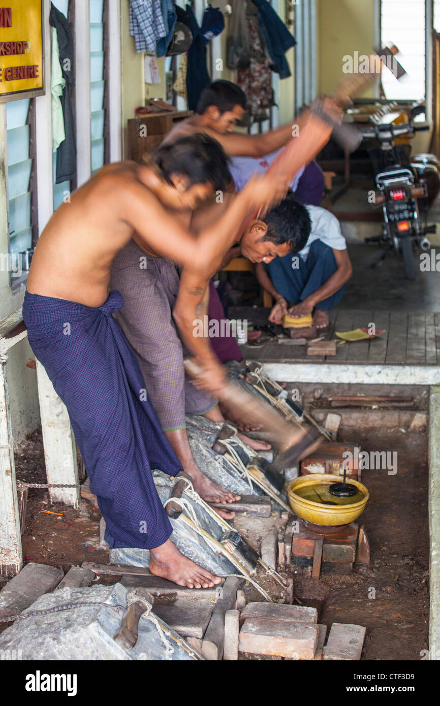 König Galon Blattgold Werkstatt und laden, Mandalay, Myanmar Stockfoto