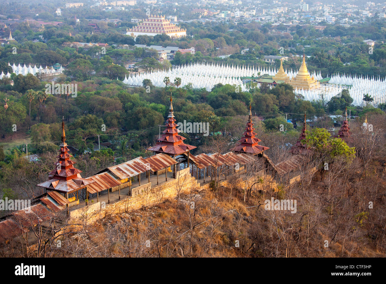 Sandamuni Pagode buddhistische Tempel und Mandalay Hill in Mandalay Myanmar Stockfoto