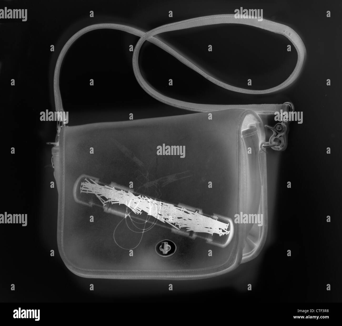 Röntgenbild zeigt Handtasche mit Reagenzglas mit Keimen Stockfoto