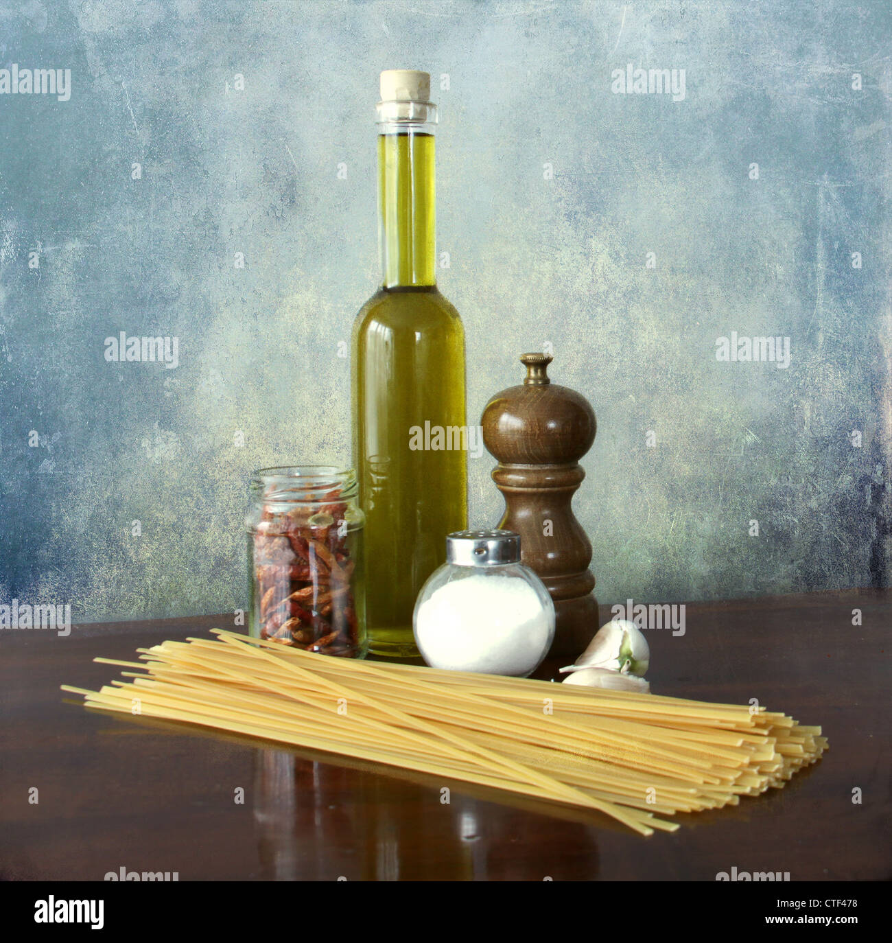 Mediterrane Küche: Öl, Knoblauch, Chili-Nudeln Stockfoto