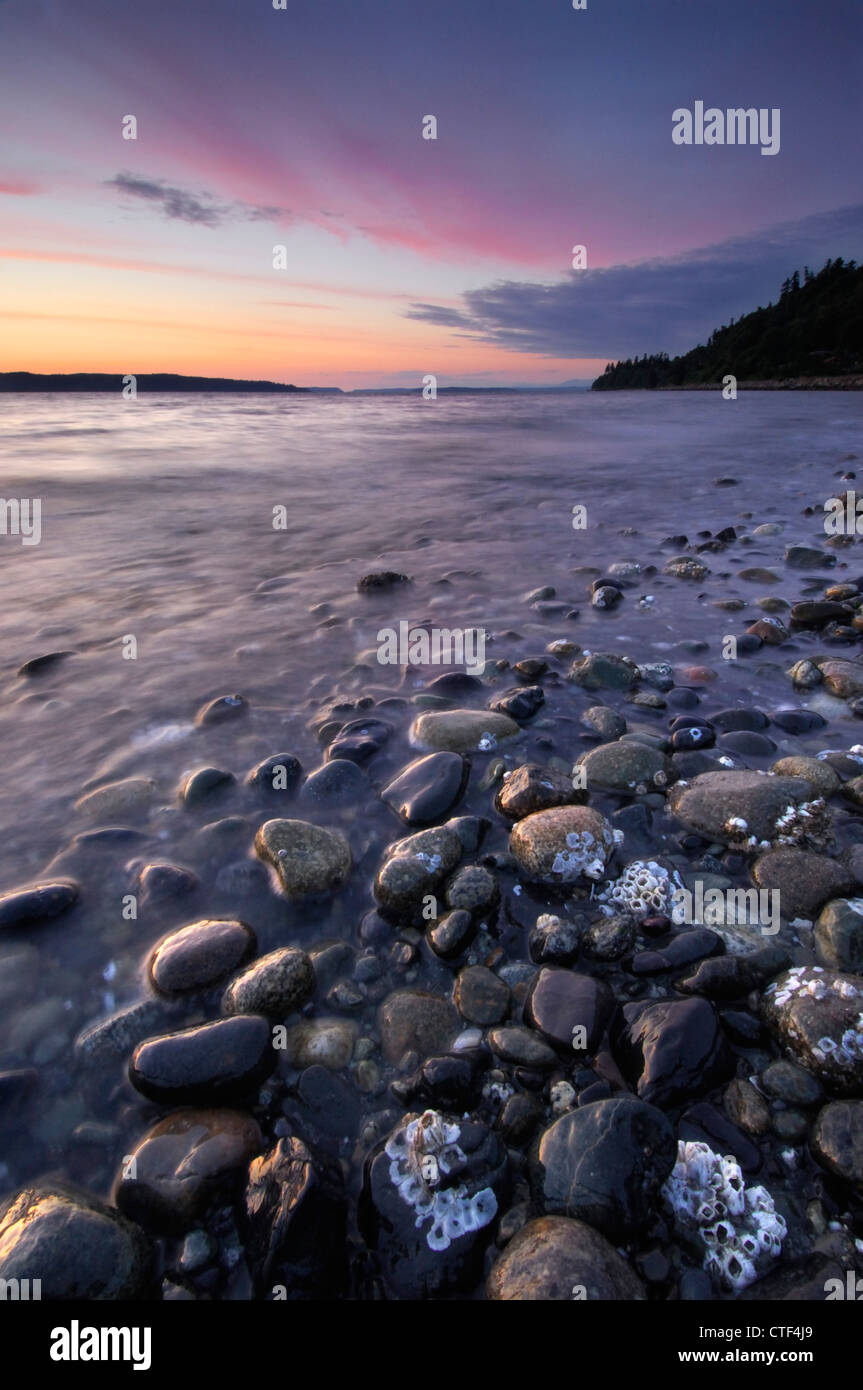 Sonnenuntergang über dem Puget Sound im Picnic Point County Park, Snohomish County, Washington, USA Stockfoto