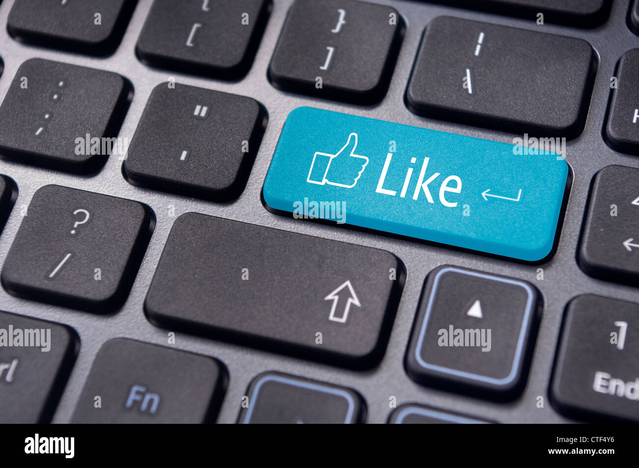 Eine gleichartige Nachricht auf geben Sie Tastatur für social-Media-Konzepte. Stockfoto