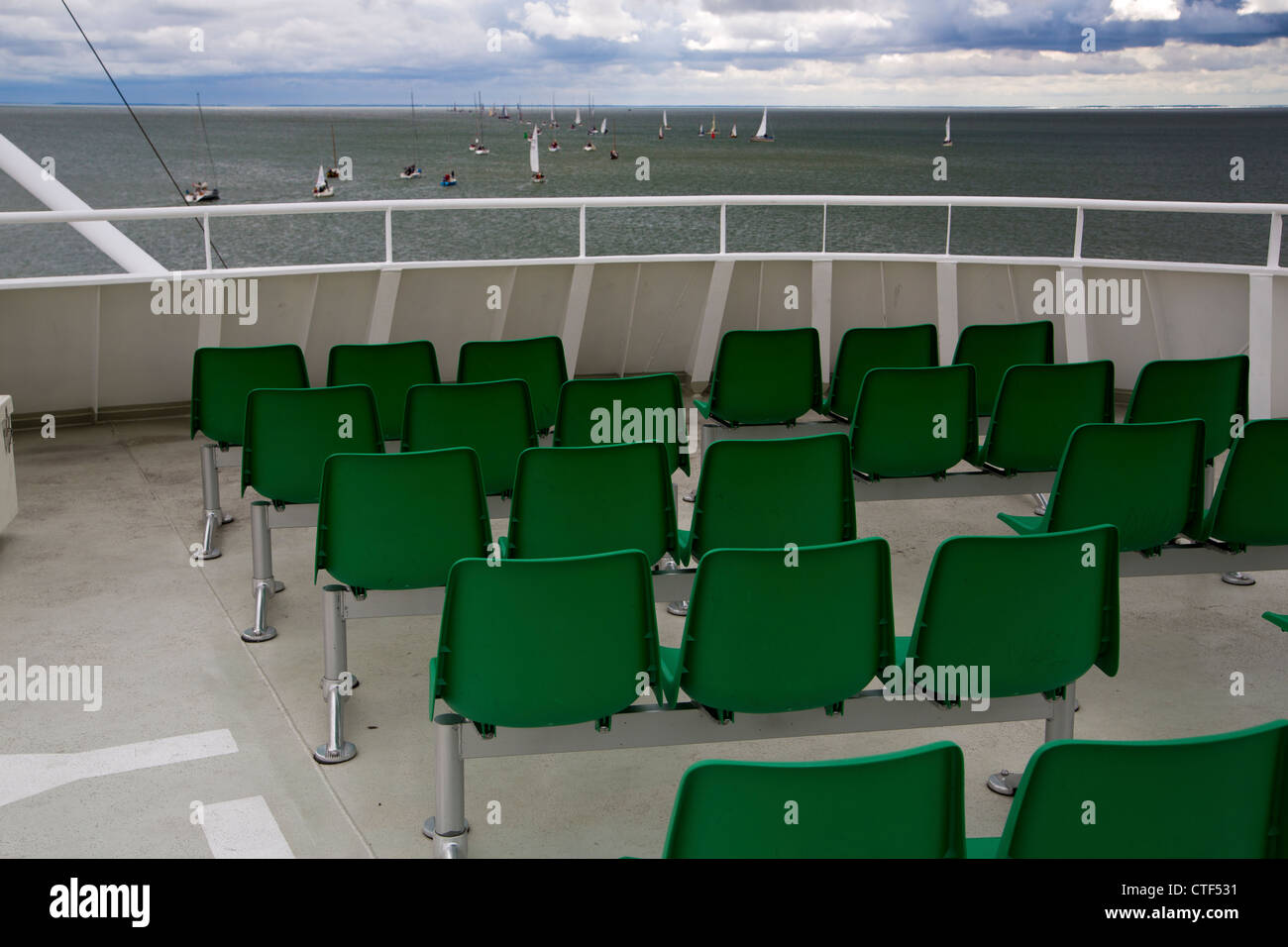 Blick über grüne Sitze auf Yachten auf dem Meer Stockfoto