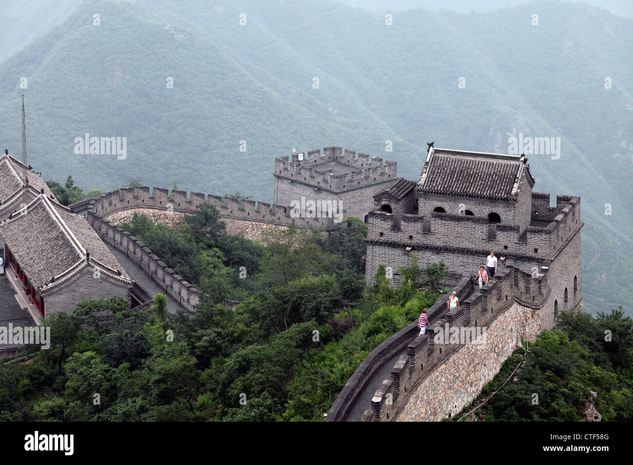 Mitglieder des Orchesters tapfer Klettern Great Wall Of China innerhalb von 1,5 Stunden nach der Landung in China Stockfoto