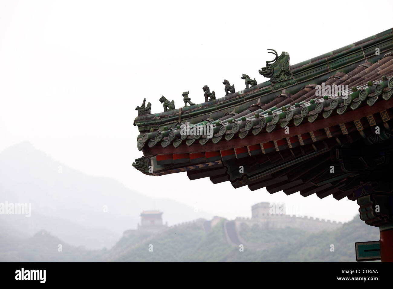 Tempel-Dach auf der chinesischen Mauer. Stockfoto