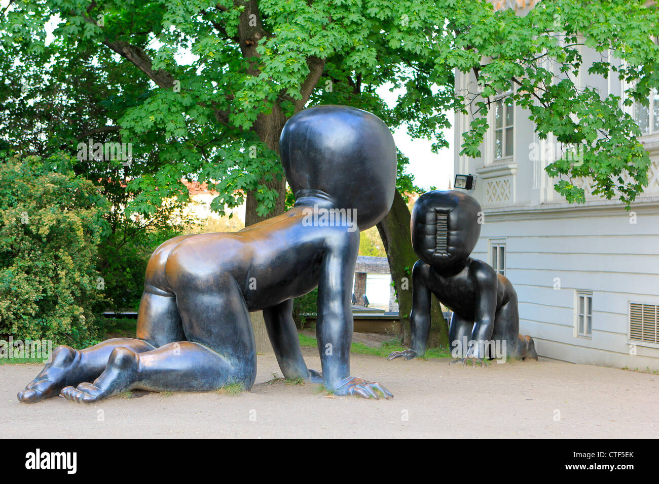 Tschechien, Prag, riesige Babys, Bronze-Skulptur von David Cerny im Museum Kampa Stockfoto